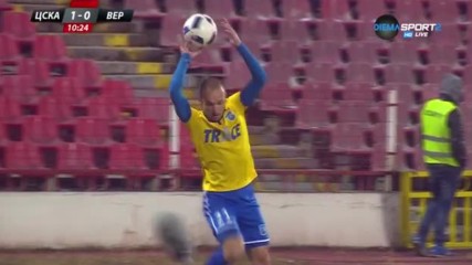 Играч на Верея в неволи с микрофон край терена