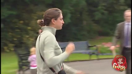 Момиче къпещо се в градска тоалетна - Скрита Камера