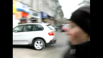 Изключително кадърно паркиране на Бмв Х5 