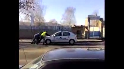 Полицаи бутат патрулка 