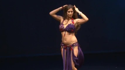 Перфектната танцьорка танцува Ориенталски соло танц ( Sadie Marquardt Belly Dance Tabla Solo )
