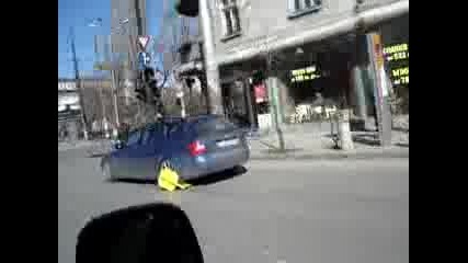 Човек Кара Със Скоба