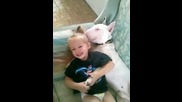 Момиченце обожава любимото си куче