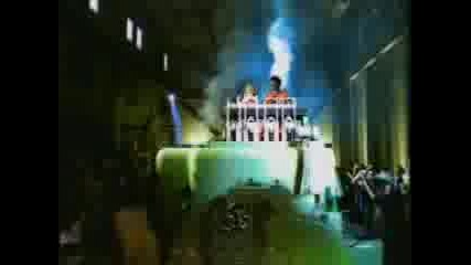 На Crazy С Музиката На Oops 