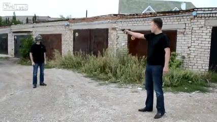Луд руснак тества каска с пистолет