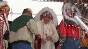 Папата сложи украшение за глава на коренните жители на Канада