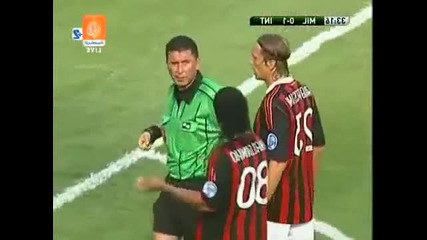 Смешен червен картон за Роналдиньо