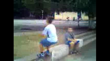 8 годишно момче прави задно салто в Оу Васил Априлов