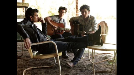 Edna strahotna pesen na : Jonas Brothers - Invisible 