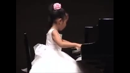 6 г. пианистка изпълнява Моцарт