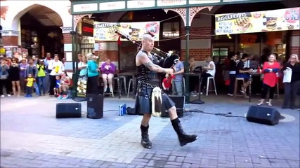 Щуро и нестандартно изпълнение на Thunderstruck