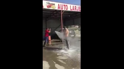 Автомивка в която и собственика на колата получава къпане
