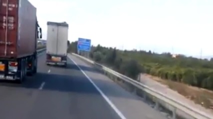 Камион срещу силен вятър