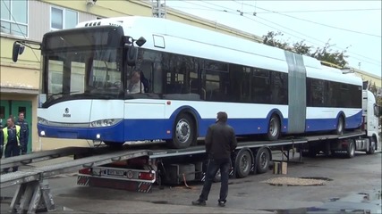 Разтоварване на тролейбус Skoda 27 Tr Solaris в град Рига (латвия)