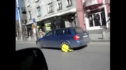 Смях Лудак кара със скоба