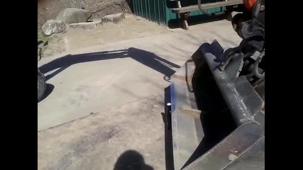 Отваряне на бира с гребло на багер