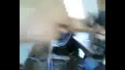 Ученици бият учителка в час по английски