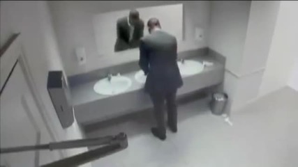 бъзик в тоалетната-скрита камера