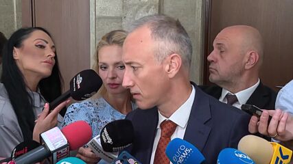 Студенти излизат на протест пред ректората на СУ