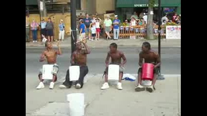 Улични барабанисти или професионалисти