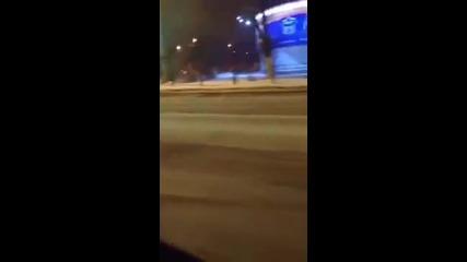 Гол мъж крещи при минус 12 на улицата: Помощ, убиват ме! (видео)