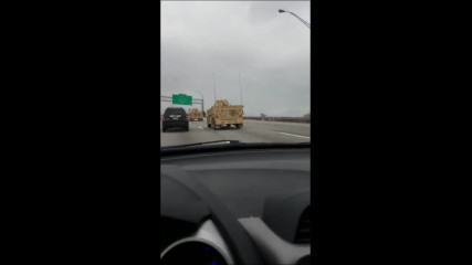 Ето какво знаме развява американски военен конвой по магистрала