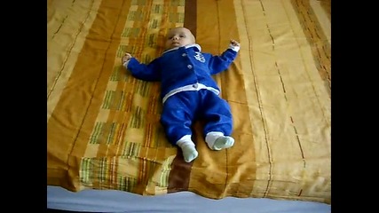 Бебе играе на чалга, а е на 2 м. и половина