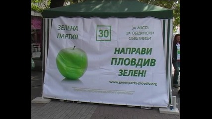 Христо Николов от Зелената партия раздава ябълки