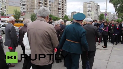 Граждани и ветерани полагат цветя на паметника на незнайния войн в Киев
