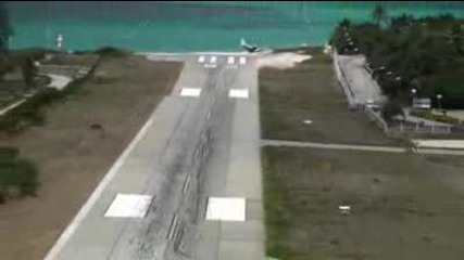 Самолет се забива в морето