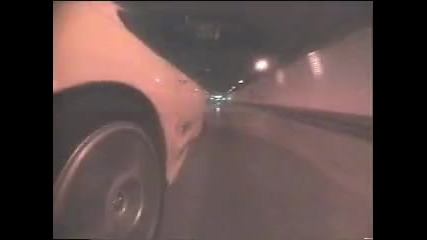 Toyota Supra лудее в тунел