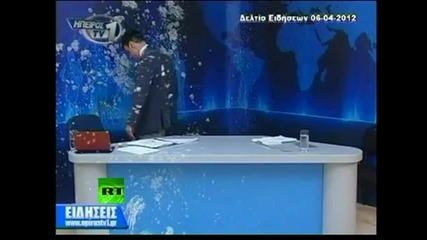 Нападат Тв водещ с яйца и мляко!