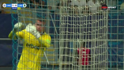 Феновете на Динамо Батуми замерят Серджио Падт с предмети