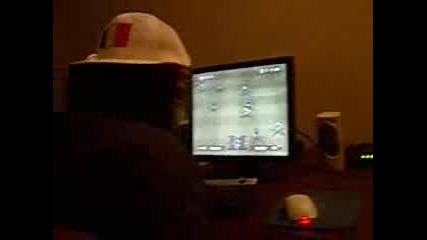 Луд геймър псува компютъра си
