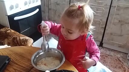 Кристияна Младенова в Берковица яде супа