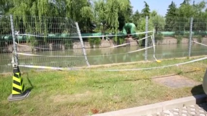 Жена "паркира" колата си в река