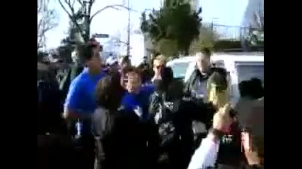 Когато фенове нападат кечисти.