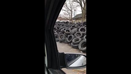 Автомобилни гуми заемат част от тротоара и дори пътното платно