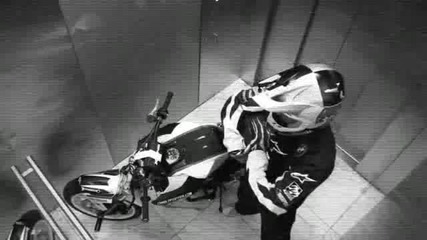 Chris Pfeiffer Кара из сградата на Bmw 