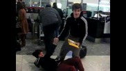One Direction - Лиъм и Луи се лигавят на летището