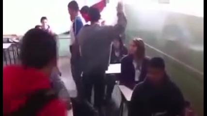 Ученици имитират автобус в клас