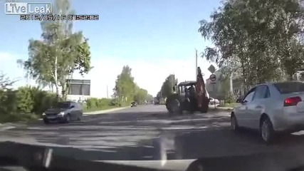 задната гума на трактор се откача в движение