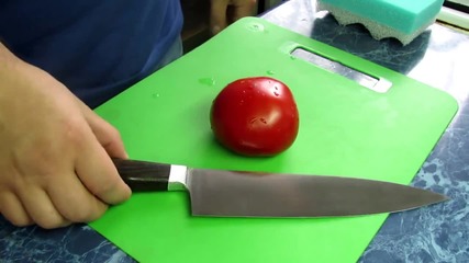 Рязане на домат с нож остър като бръснач