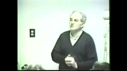 Роберт Форисон изнася лекция за германските газови камери 