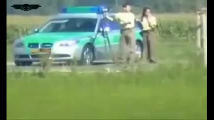 Реакция на полицай при преминаване с 300 km/h