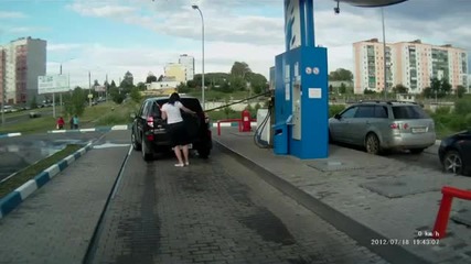 Жена на бензиностанция