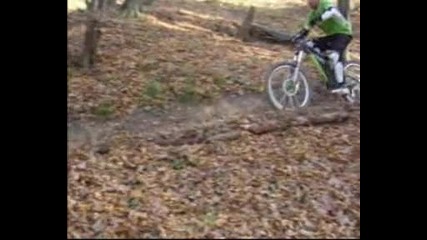 Downhill biking team Troyan - спускане на виражите 