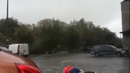 Ураган чупи стъкло и удря жена на пътя