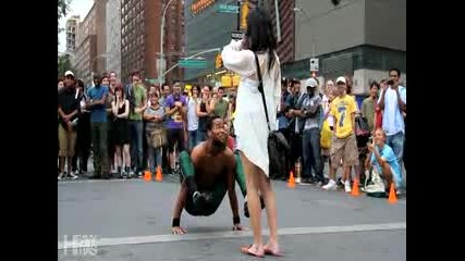 Акробат на улица в Ню Йорк 
