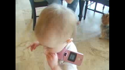 бебе говори по телефон!!!